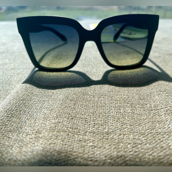 Quay Australia Accessories - Quay Australia ICY Matte Black Square Sunglasses with Gradient Lenses NEW